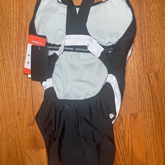 Speedo size 6 women’s bathing suit black with white design - Picture 9 of 10